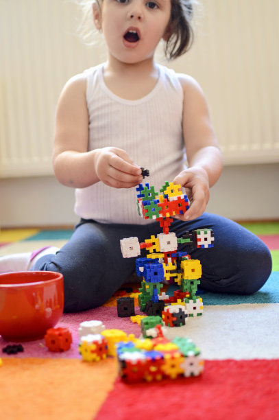 聪明快乐的孩子们喜欢他们的新脑筋急转弯图片下载