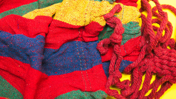 针织物。黄色背景上的红色粗线图片下载