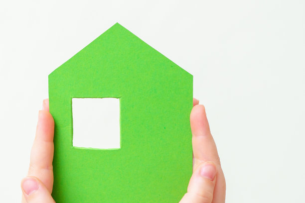 手握绿纸屋。图片下载