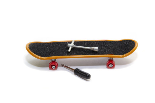 迷你滑板，附近有螺丝刀和扳手。图片下载
