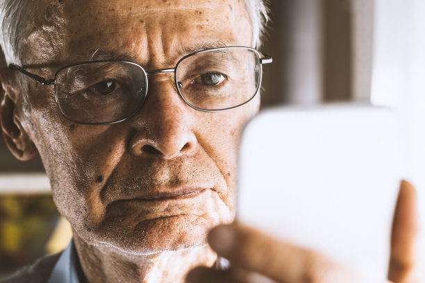 高级男子使用智能手机图片下载