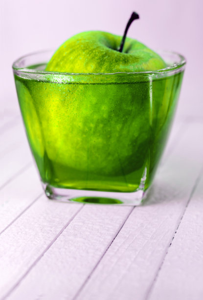 绿苹果，一杯果汁，白色木质背景。图片下载
