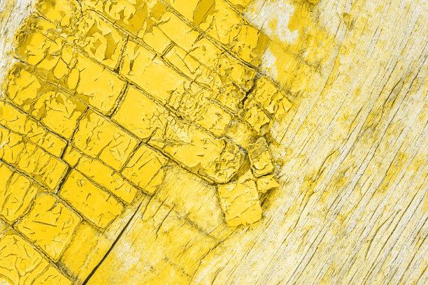 木质背景上的黄色油漆开裂。老皮纹理图片下载