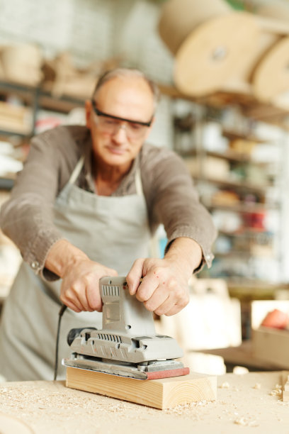 坚固的木工用砂光机打磨木板图片下载