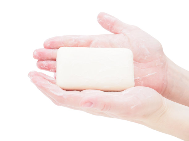 肥皂手拿着一块肥皂，特写，孤立的白色背景。模型，你的厂牌的地方。在大流行中防范病毒和冠状病毒的方法图片下载