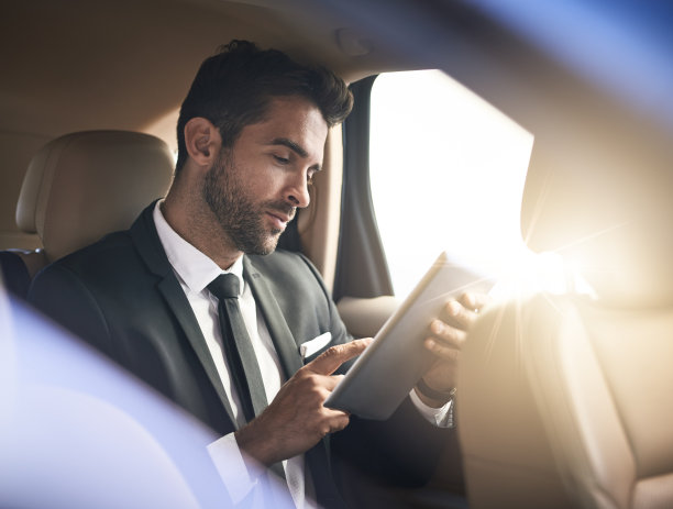 他的平板电脑让他可以边走边工作图片下载