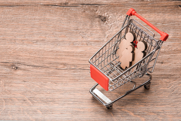 家庭和家庭的原型，由木制的人物创造。图片下载