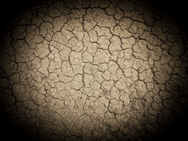 背景以干燥开裂的风化地球的形式出现。农业土地改良环境工程的概念。图片下载