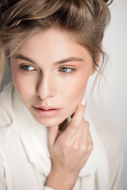 美丽的肖像女性面部与自然干净的皮肤图片下载