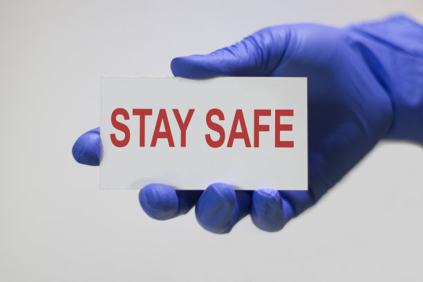 保持安全的文字卡和手握它。保健或预防概念。图片下载