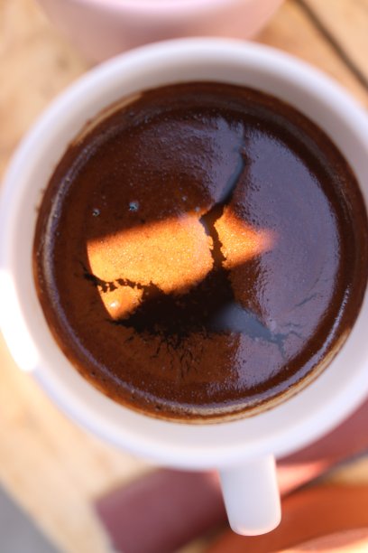 咖啡杯在桌子上图片下载