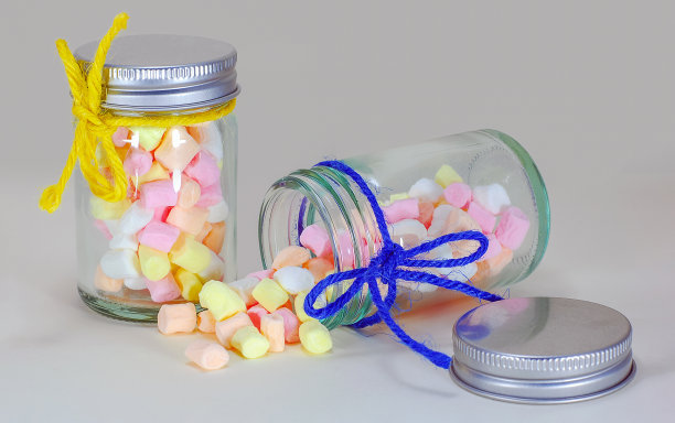 棉花糖在玻璃瓶玻璃上隔离白色图片下载