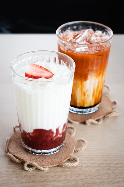 草莓喝酸奶图片下载