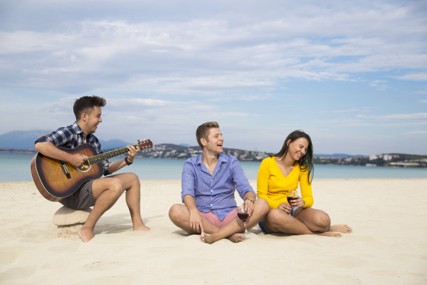 一对情侣在海滩上喝酒图片下载