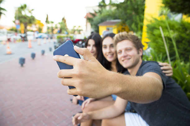 一群年轻人在户外自拍，玩乐图片下载