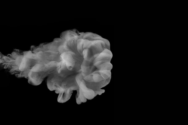 牛奶云在黑色的背景图片下载