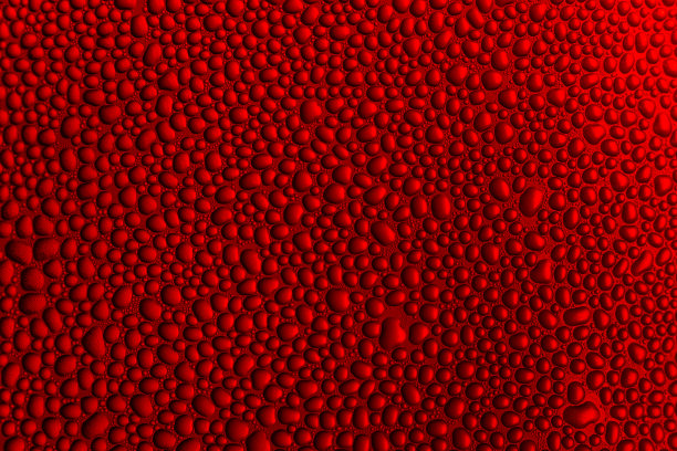 水滴的背景在红色光泽的表面，雨滴的纹理在红色。自然新鲜背景，抽象，背景，蓝色，气泡，彩色背景，水滴，水，抽象，背景图片下载