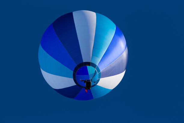 意大利皮埃蒙特Mondovì彩色热气球。图片下载