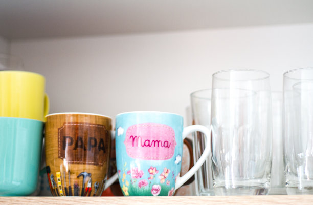 上面刻着“爸爸妈妈”的杯子图片下载