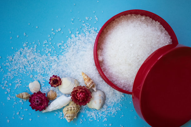 红瓶海盐，蓝色底色，海贝和花图片下载