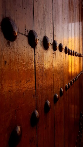 传统的摩洛哥拉巴特木门重而坚固图片下载