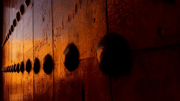 传统的摩洛哥拉巴特木门重而坚固图片下载