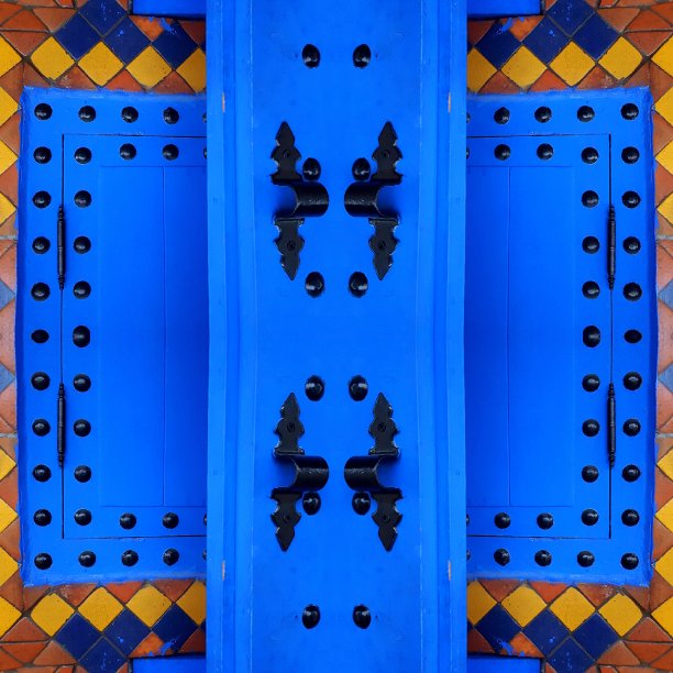 摩洛哥马拉喀什的鲜蓝色传统装饰门图片下载