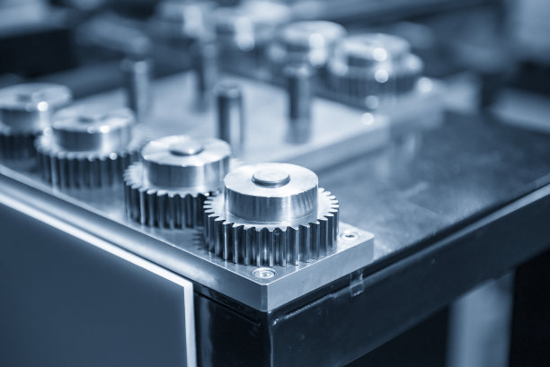 浅蓝色场景中用于汽车变速器制造工艺的金属齿轮零件。图片下载