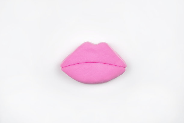 白色背景上的人工粉色唇形。平的。爱美，尽善尽美理念。图片下载