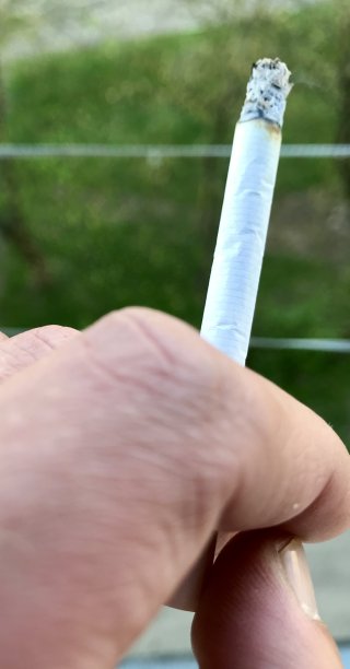 烟不离手的样子。吸烟。图片下载