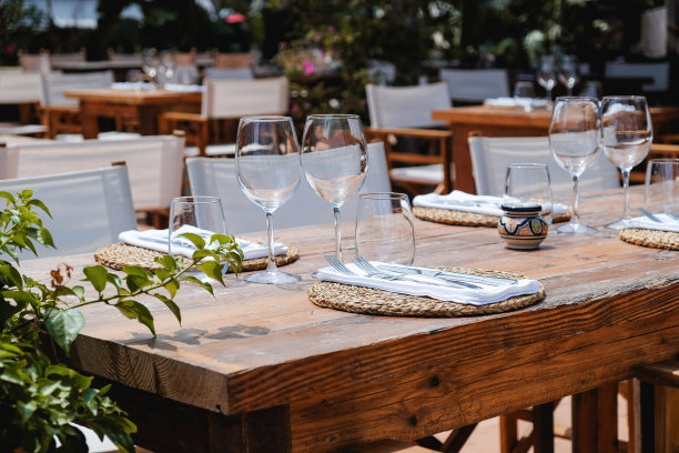 在餐厅的空桌子上美丽的用餐安排图片下载