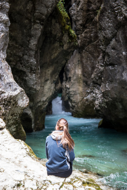坐在河谷边的女人图片下载