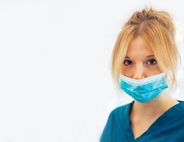 冠状病毒感染期间佩戴口罩图片下载