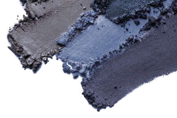 崩溃和模糊的黑色银灰色眼影皱踩在白色孤立的背景图片下载