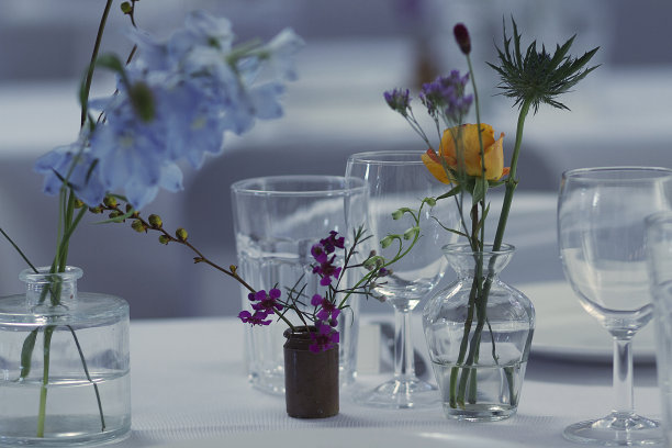 宴会或婚宴的餐桌布置图片下载