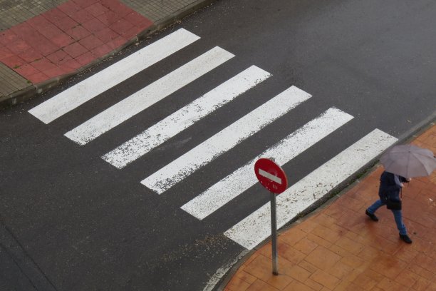 男人过完马路图片下载