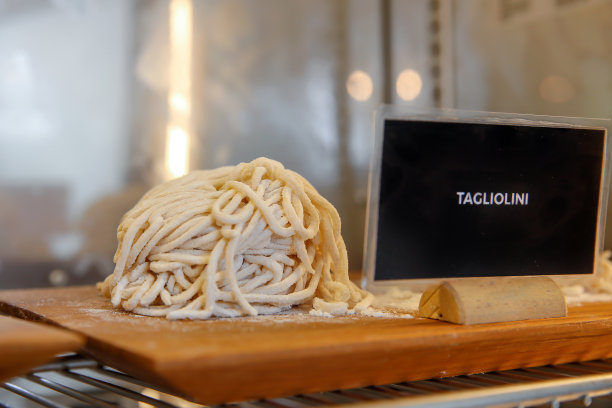 生的新鲜扁面条图片下载