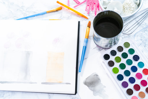 面包师正在为一个小女孩的生日聚会设计一个生日蛋糕。图片下载