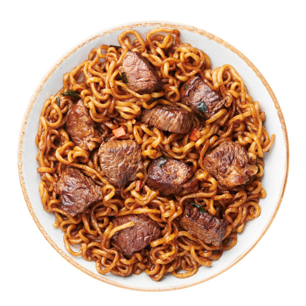 白背景上孤立的碗里牛肉或羊肉面。Jjapaguri是一道很受欢迎的韩国菜，里面有拉面、乌冬面和牛排。图片下载