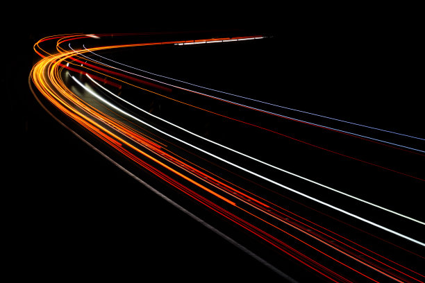 夜晚的车灯图片下载