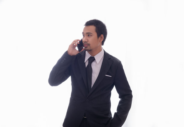 年轻英俊的男人在白色背景上孤立的智能手机上谈生意图片下载