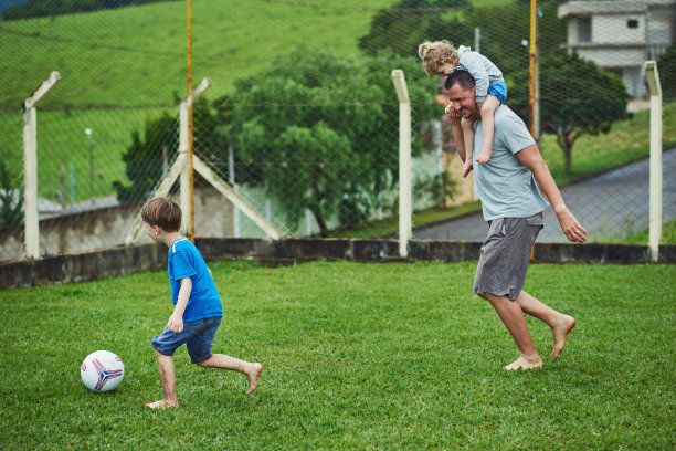 和孩子们共度美好时光图片下载