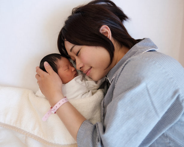 新生儿和妈妈一起躺在床上图片下载