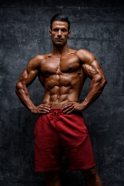 英俊的肌肉发达的男性图片下载