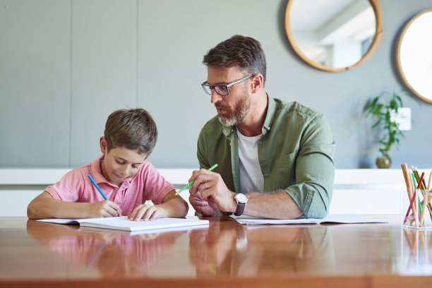 多亏了爸爸，他学到了很多东西图片下载