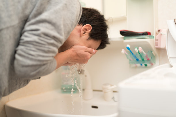 男人在盥洗室洗脸图片下载