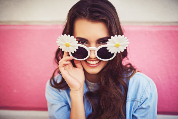 我买了镇上最时髦的太阳镜图片下载