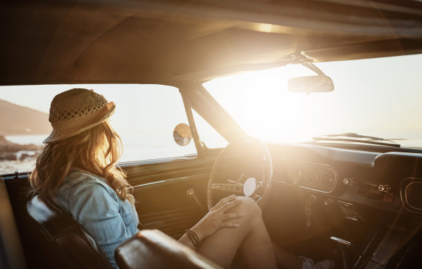 从房子里最好的位置欣赏风景图片下载