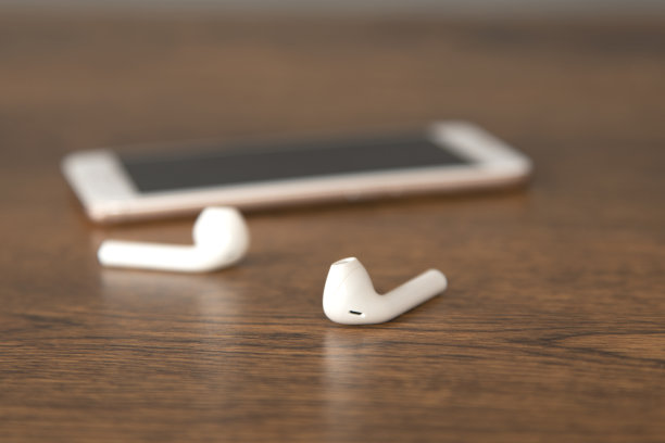桌上放着耳机和电话图片下载
