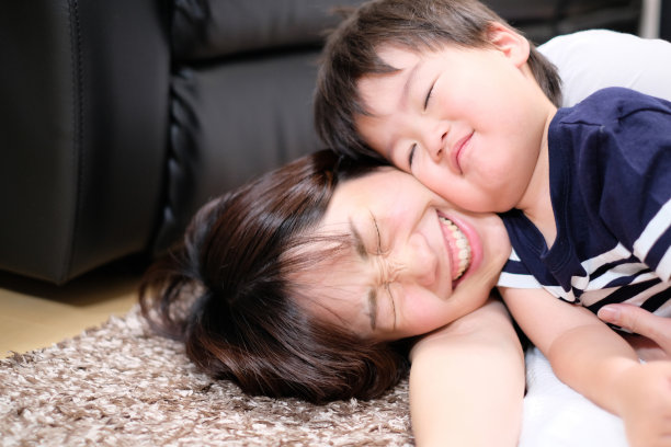 母亲和孩子图片下载